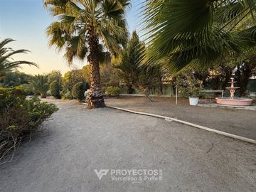 Amplia casa con jardín en venta en Chicureo