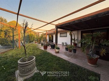 Amplia casa con jardín en venta en Chicureo