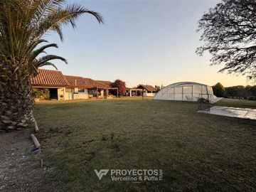 Amplia casa con jardín en venta en Chicureo