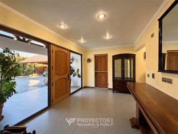 Amplia casa con jardín en venta en Chicureo