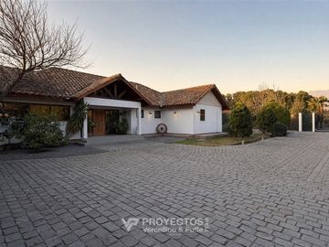 Amplia casa con jardín en venta en Chicureo
