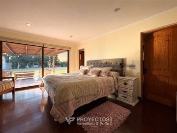 Amplia casa con jardín en venta en Chicureo