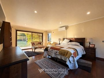 Amplia casa con jardín en venta en Chicureo