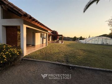 Amplia casa con jardín en venta en Chicureo