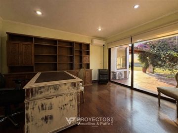Amplia casa con jardín en venta en Chicureo