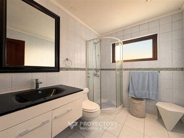 Amplia casa con jardín en venta en Chicureo