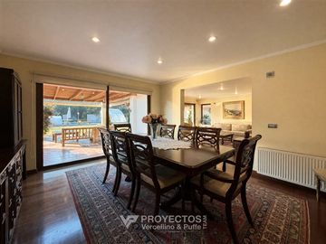Amplia casa con jardín en venta en Chicureo