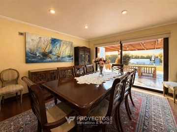 Amplia casa con jardín en venta en Chicureo