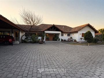 Amplia casa con jardín en venta en Chicureo