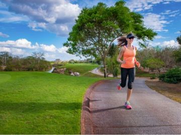 Casa en campo de golf,  jardín con alberca privada, área de juegos para niños y