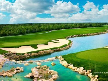 Casa en campo de golf,  jardín con alberca privada, área de juegos para niños y