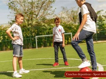 Casa en campo de golf,  jardín con alberca privada, área de juegos para niños y