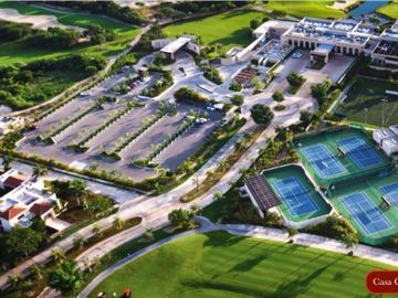 Casa en campo de golf,  jardín con alberca privada, área de juegos para niños y