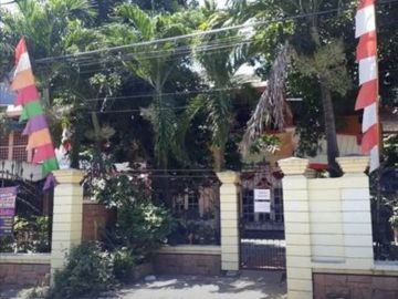 Rumah hook di jalan raya bendul merisi , surabaya