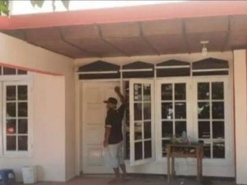 Rumah hook di jalan raya bendul merisi , surabaya