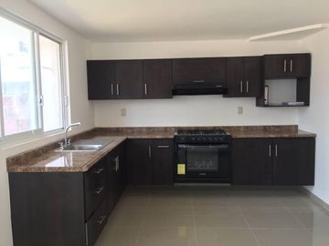 En Hacienda Las Trojes, 3 recámaras, Estudio, Jardín, Privada, EQUIPADA.-