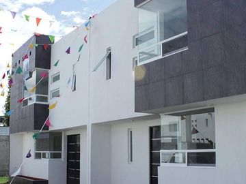 En Hacienda Las Trojes, 3 recámaras, Estudio, Jardín, Privada, EQUIPADA.-