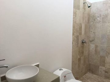 En Hacienda Las Trojes, 3 recámaras, Estudio, Jardín, Privada, EQUIPADA.-