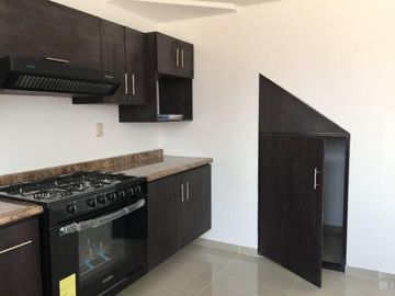 En Hacienda Las Trojes, 3 recámaras, Estudio, Jardín, Privada, EQUIPADA.-