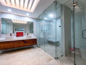 Casa de Lujo  con cine y alberca en venta en colinas de san javier
