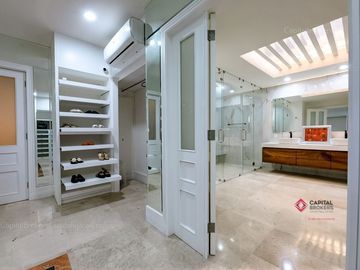 Casa de Lujo  con cine y alberca en venta en colinas de san javier