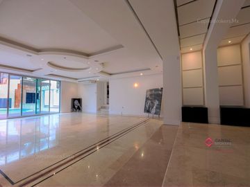 Casa de Lujo  con cine y alberca en venta en colinas de san javier