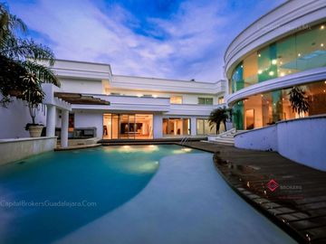 Casa de Lujo  con cine y alberca en venta en colinas de san javier