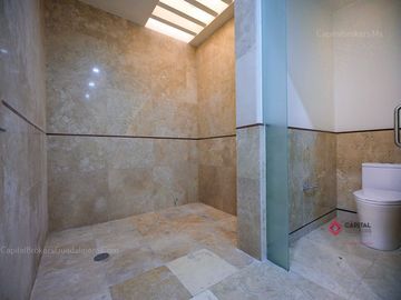 Casa de Lujo  con cine y alberca en venta en colinas de san javier