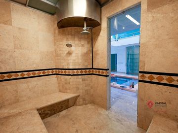 Casa de Lujo  con cine y alberca en venta en colinas de san javier