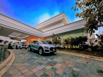Casa de Lujo  con cine y alberca en venta en colinas de san javier