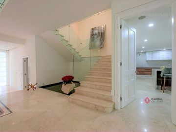Casa de Lujo  con cine y alberca en venta en colinas de san javier