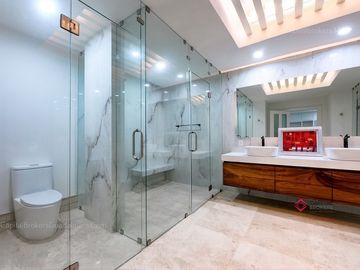 Casa de Lujo  con cine y alberca en venta en colinas de san javier
