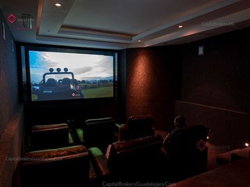 Casa de Lujo  con cine y alberca en venta en colinas de san javier