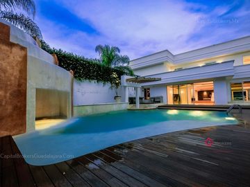 Casa de Lujo  con cine y alberca en venta en colinas de san javier