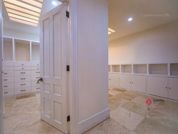 Casa de Lujo  con cine y alberca en venta en colinas de san javier
