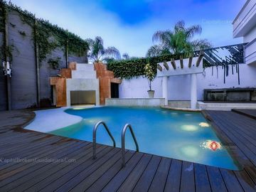 Casa de Lujo  con cine y alberca en venta en colinas de san javier
