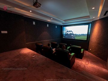 Casa de Lujo  con cine y alberca en venta en colinas de san javier
