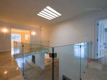 Casa de Lujo  con cine y alberca en venta en colinas de san javier