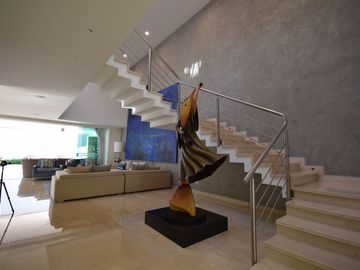 Residencia de Lujo con alberca en Alcazar Poniente