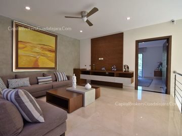 Residencia de Lujo con alberca en Alcazar Poniente