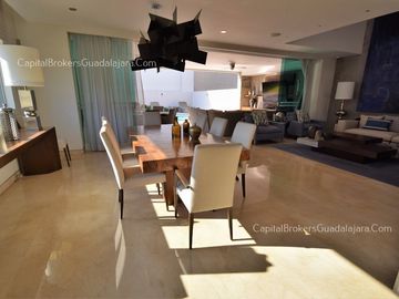 Residencia de Lujo con alberca en Alcazar Poniente
