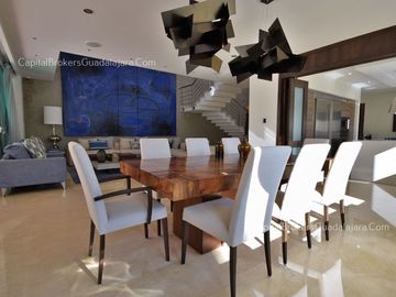 Residencia de Lujo con alberca en Alcazar Poniente