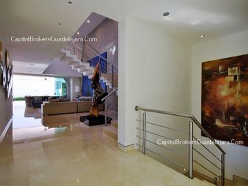 Residencia de Lujo con alberca en Alcazar Poniente