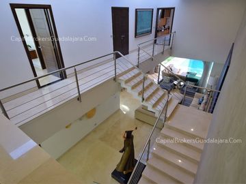 Residencia de Lujo con alberca en Alcazar Poniente