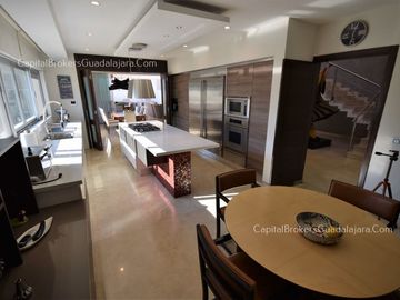 Residencia de Lujo con alberca en Alcazar Poniente