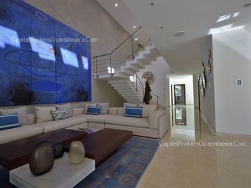 Residencia de Lujo con alberca en Alcazar Poniente
