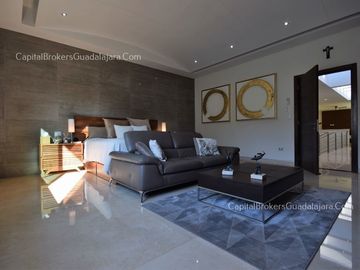 Residencia de Lujo con alberca en Alcazar Poniente