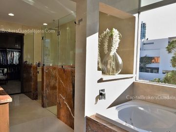 Residencia de Lujo con alberca en Alcazar Poniente