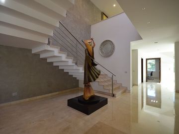 Residencia de Lujo con alberca en Alcazar Poniente