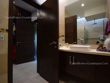 Residencia de Lujo con alberca en Alcazar Poniente